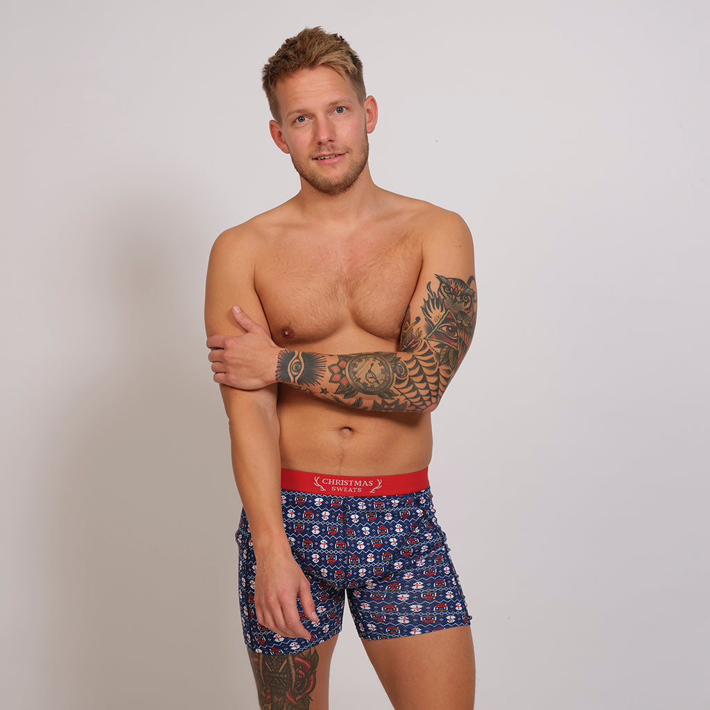 En man med blå kalsonger med julmotiv.